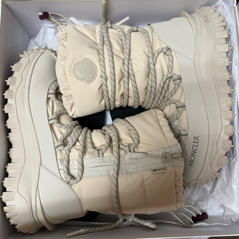 Moncler  Trailgrip Après Ski Boots 39 cream